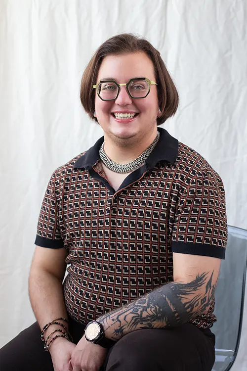 Professional headshot of Dr. Noah Thorne, a postdoctoral fellow who provides therapy for individuals navigating trauma, identity, relationships, and life transitions. Ze works with a focus on queer and neurodivergent communities.